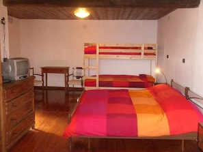 Family Room, Mountain View | Blackout drapes, free cribs/infant beds, bed sheets