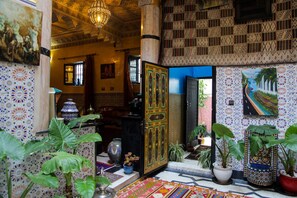 ทีวีจอแบน 14 นิ้ว พร้อมช่องดาวเทียม, ทีวี