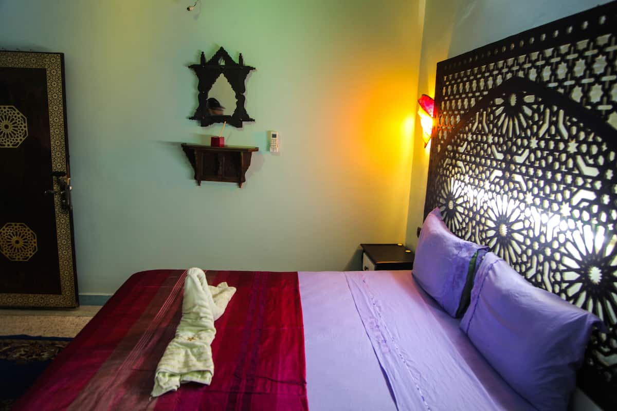 Quarto casal conforto, 1 cama de casal | Cofres nos quartos, individualmente decorados