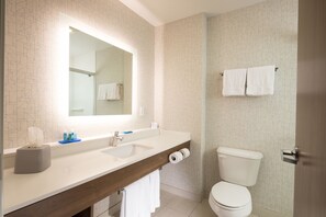 Gratis toiletartikelen, een haardroger, handdoeken, zeep