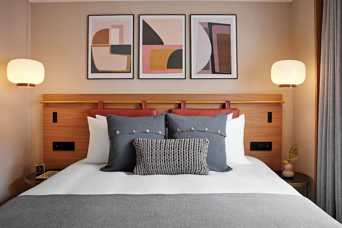 Egyptian cotton sheets, premium bedding, down comforters, minibar