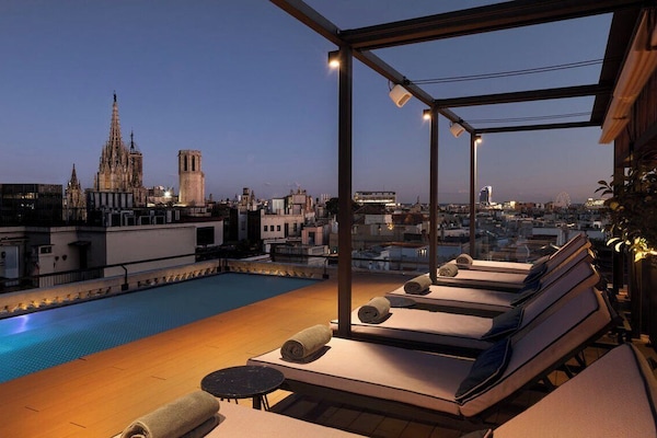 Seasonal outdoor pool, pool umbrellas, sun loungers