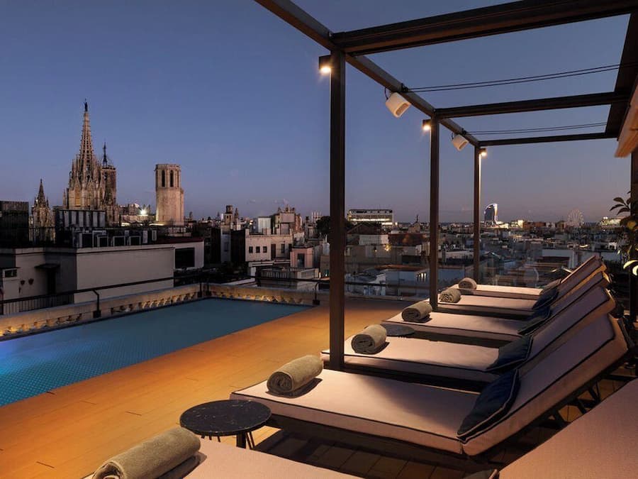 Kolam renang terbuka bermusim, payung kolam, kerusi lepak pantai