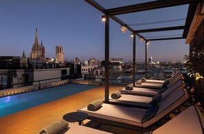 Piscina externa sazonal, guarda-sóis, espreguiçadeiras