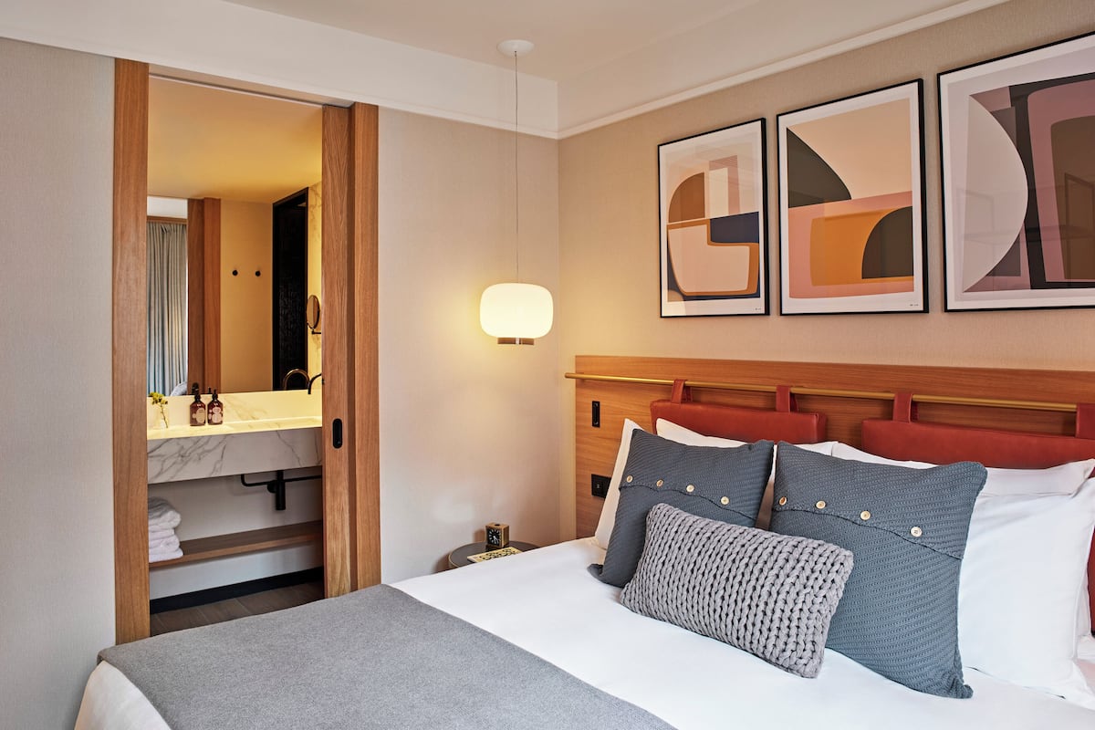 Egyptian cotton sheets, premium bedding, down comforters, minibar