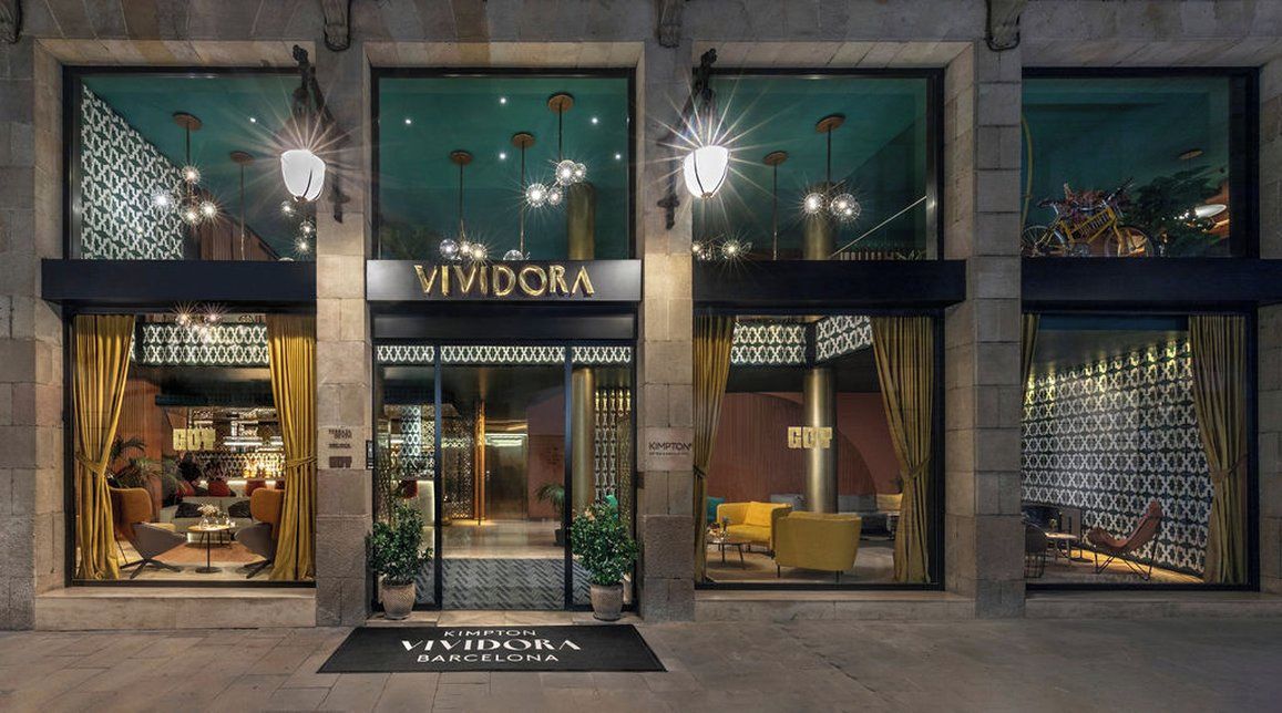 Das äußere Erscheinungsbild eines Vividora Hotels mit großen Fenstern, einem Empfangsbereich und einem gut sichtbaren Eingang.
