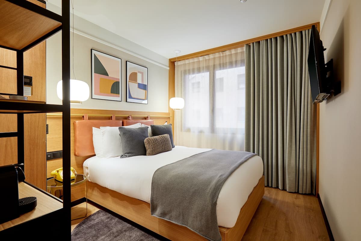 Room, 1 Queen Bed (Essential)