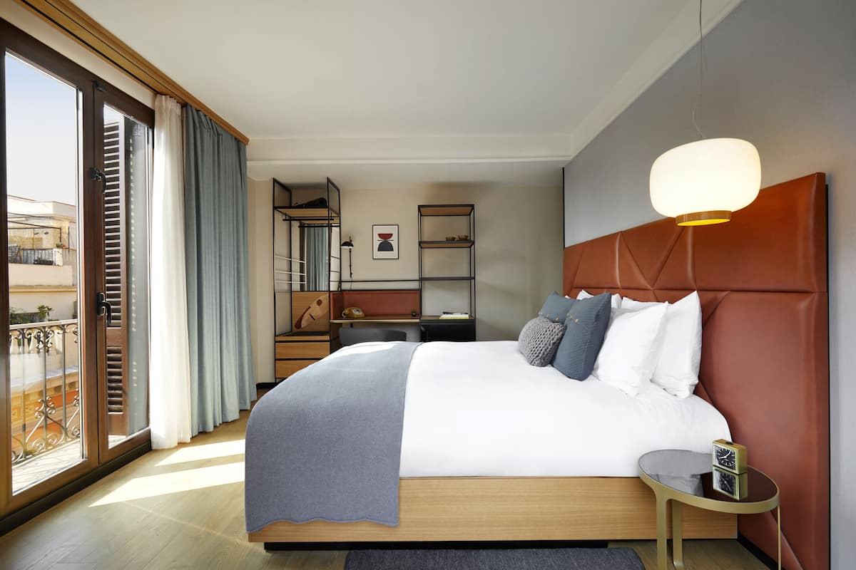 Egyptian cotton sheets, premium bedding, down comforters, minibar