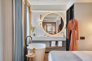 ห้องสวีท, เตียงคิงไซส์ 1 เตียง | ห้องน้ำ | ของใช้ในห้องน้ำระดับพรีเมียม, ไดร์เป่าผม, เสื้อคลุมอาบน้ำ