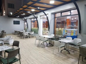 Se sirven desayunos, almuerzos, cenas y cocina local e internacional 