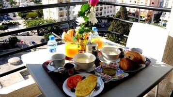 حيث تُقدم وجبات الإفطار، الغداء، العشاء، خيارت الطبخ المحلي والعالمي