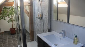 Shower, free toiletries, hair dryer, slippers - Les Marronniers (Saint-Didier-en-Velay)