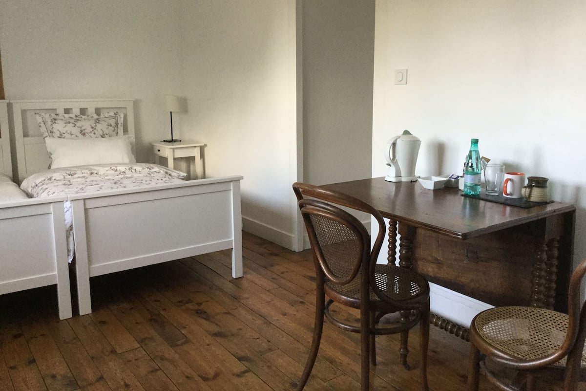 Suite familiar, baño compartido, vista a la alberca | 1 habitación, minibar, decoración personalizada y muebles diferentes