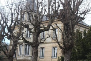 Un grand bâtiment historique doté de nombreuses fenêtres et d’une tour imposante.
