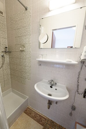 Standard Twin Room | Bathroom | Shower, hair dryer, towels, soap