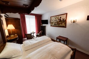 Habitación doble (Moselbalcony) | Decoración individual, mobiliario individual, wifi gratis y ropa de cama