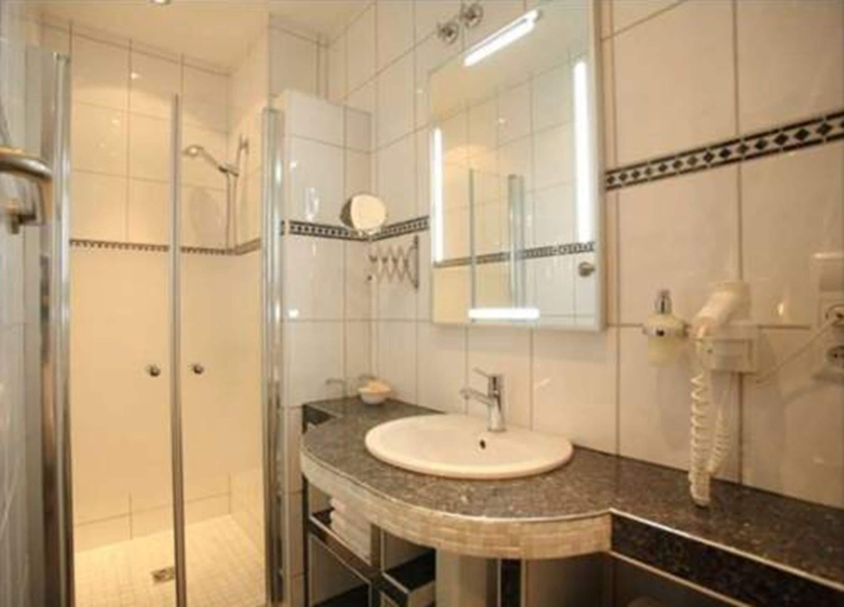 Double Room (Moselbalcony) | Bathroom | Shower, hair dryer, towels, soap