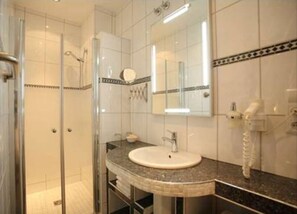 Habitación doble (Moselbalcony) | Baño | Ducha, secador de pelo, toallas y jabón