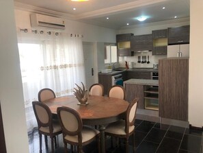 行政双人房或双床房 | 私人简易厨房 | 大冰箱、微波炉、烤箱、炉灶