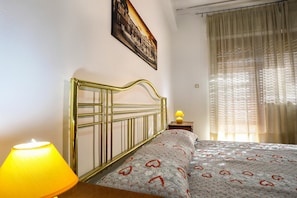 Down comforters, desk, laptop workspace, free WiFi - A Casa di Frà B&B (Palermo)