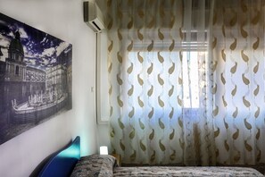 Cubrecamas, escritorio, espacio para trabajar con laptop y wifi gratis 