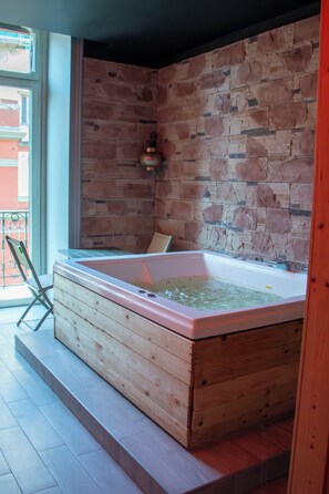 Premier Room, 1 Queen Bed, Sauna, Courtyard View | Room amenity