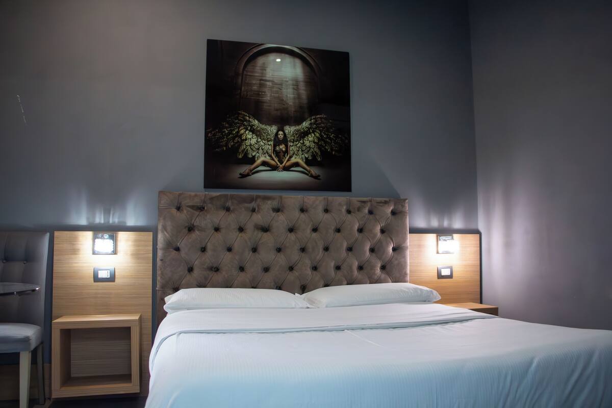 1 Schlafzimmer, hochwertige Bettwaren, Daunenbettdecken, Schreibtisch