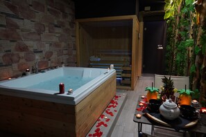 Indoor spa tub - Umberto Primo Suite e Spa (Naples)