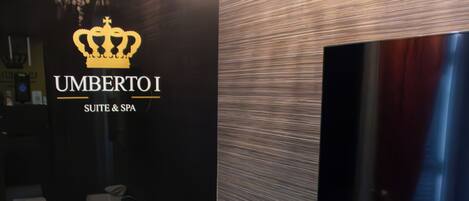 Deluxe Room, 1 Queen Bed, Jetted Tub, City View