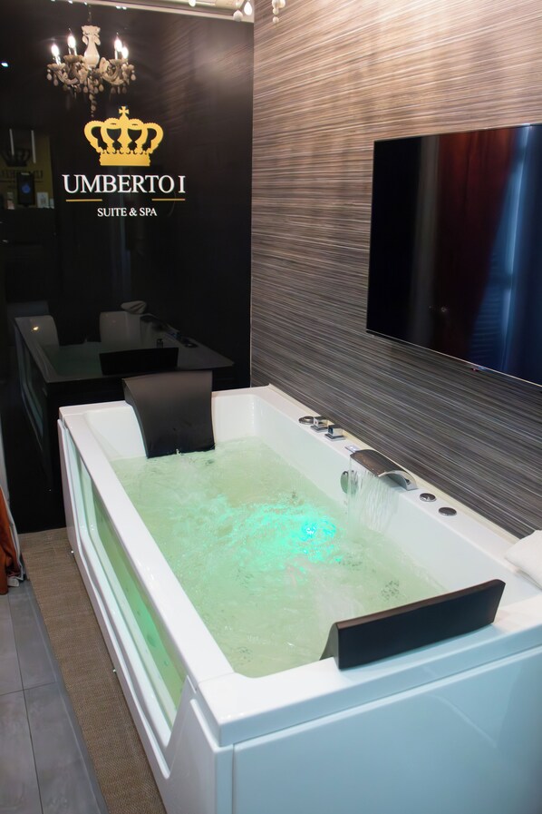 Rom – deluxe, 1 queensize-seng, massasjebadekar, byutsikt | Sengetøy av topp kvalitet, dundyner, skrivebord og blendingsgardiner