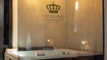 Premium-Zimmer, 1 Queen-Bett, Whirlpool, Stadtblick | Hochwertige Bettwaren, Daunenbettdecken, Schreibtisch