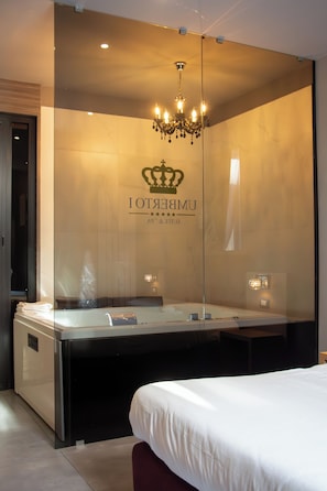 Premium Room, 1 Queen Bed, Jetted Tub, City View | Premium bedding, down comforters, desk, blackout drapes - Umberto Primo Suite e Spa (Naples)