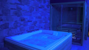 Camera Premier, 1 letto queen, sauna, vista cortile | Biancheria da letto di alta qualità, copriletto in piuma, una scrivania