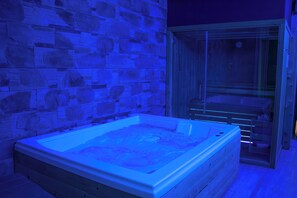 Rom – premier, 1 queensize-seng, badstue, bakgårdsutsikt | Sengetøy av topp kvalitet, dundyner, skrivebord og blendingsgardiner