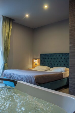 Deluxe Room, 1 Queen Bed, Jetted Tub, City View | 1 bedroom, premium bedding, desk, blackout drapes