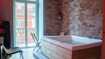 Premier-Zimmer, 1 Queen-Bett, Sauna, Blick auf den Innenhof | Hochwertige Bettwaren, Daunenbettdecken, Schreibtisch