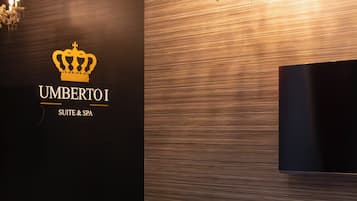 Quarto luxo, 1 cama Queen, banheira de hidromassagem, vista para a cidade | Roupas de cama premium, edredons de pluma, escrivaninha