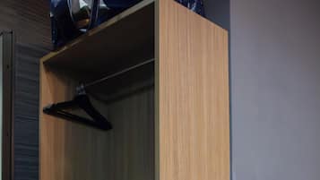 Quarto luxo, 1 cama Queen, banheira de hidromassagem, vista para a cidade | Roupas de cama premium, edredons de pluma, escrivaninha