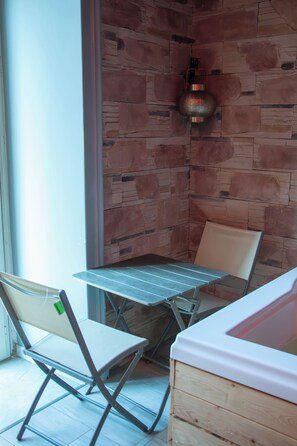 Premier Room, 1 Queen Bed, Sauna, Courtyard View | Room amenity