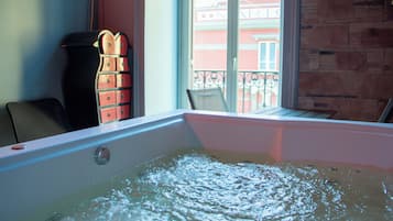 Premier-Zimmer, 1 Queen-Bett, Sauna, Blick auf den Innenhof | Hochwertige Bettwaren, Daunenbettdecken, Schreibtisch