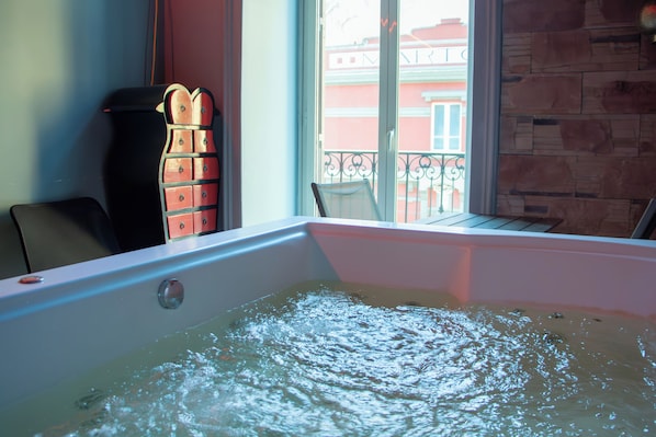 Chambre Premier, 1 grand lit, sauna, vue sur la cour intérieure | Literie de qualité, couette en duvet, bureau, rideaux d’obscurcissement