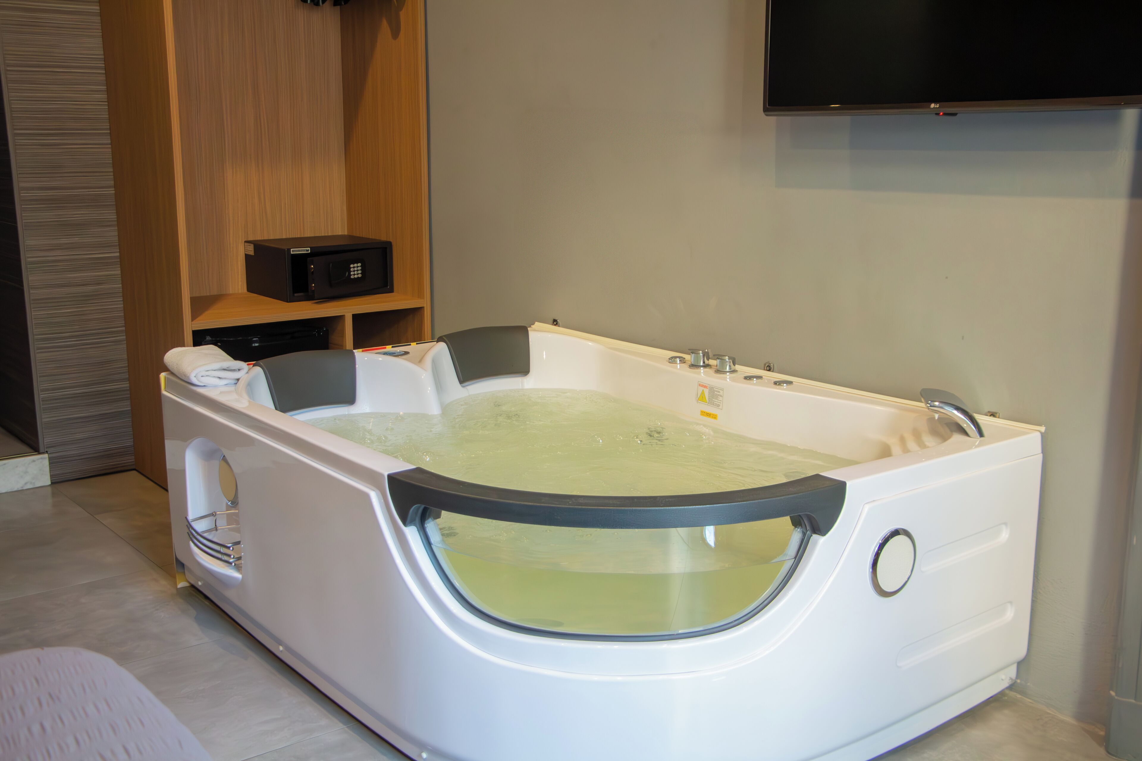 Quarto luxo, 1 cama Queen, banheira de hidromassagem, vista para a cidade | Roupas de cama premium, edredons de pluma, escrivaninha