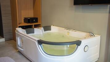 Quarto luxo, 1 cama Queen, banheira de hidromassagem, vista para a cidade | Roupas de cama premium, edredons de pluma, escrivaninha