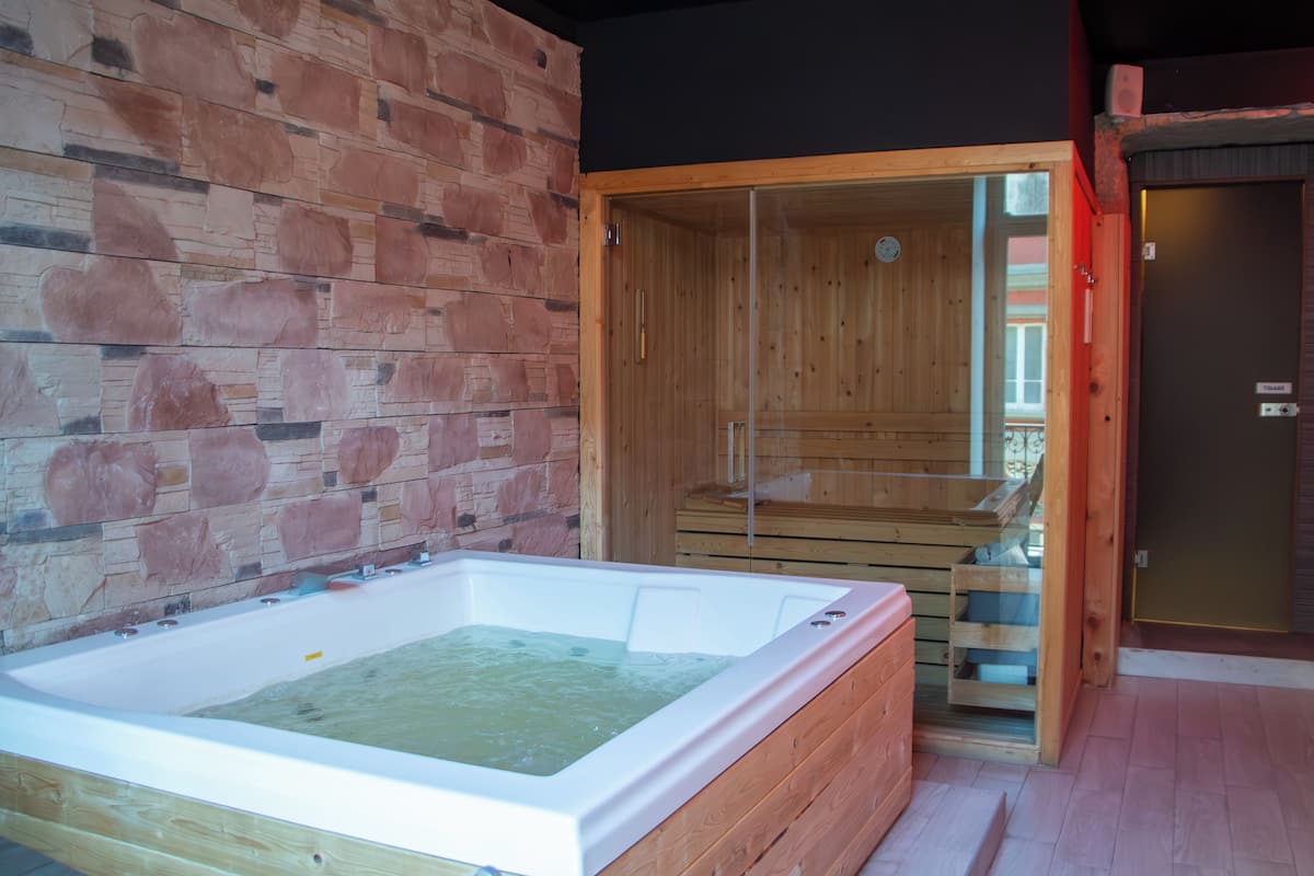 Premier-Zimmer, 1 Queen-Bett, Sauna, Blick auf den Innenhof