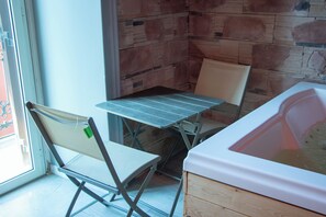 Rom – premier, 1 queensize-seng, badstue, bakgårdsutsikt | Sengetøy av topp kvalitet, dundyner, skrivebord og blendingsgardiner