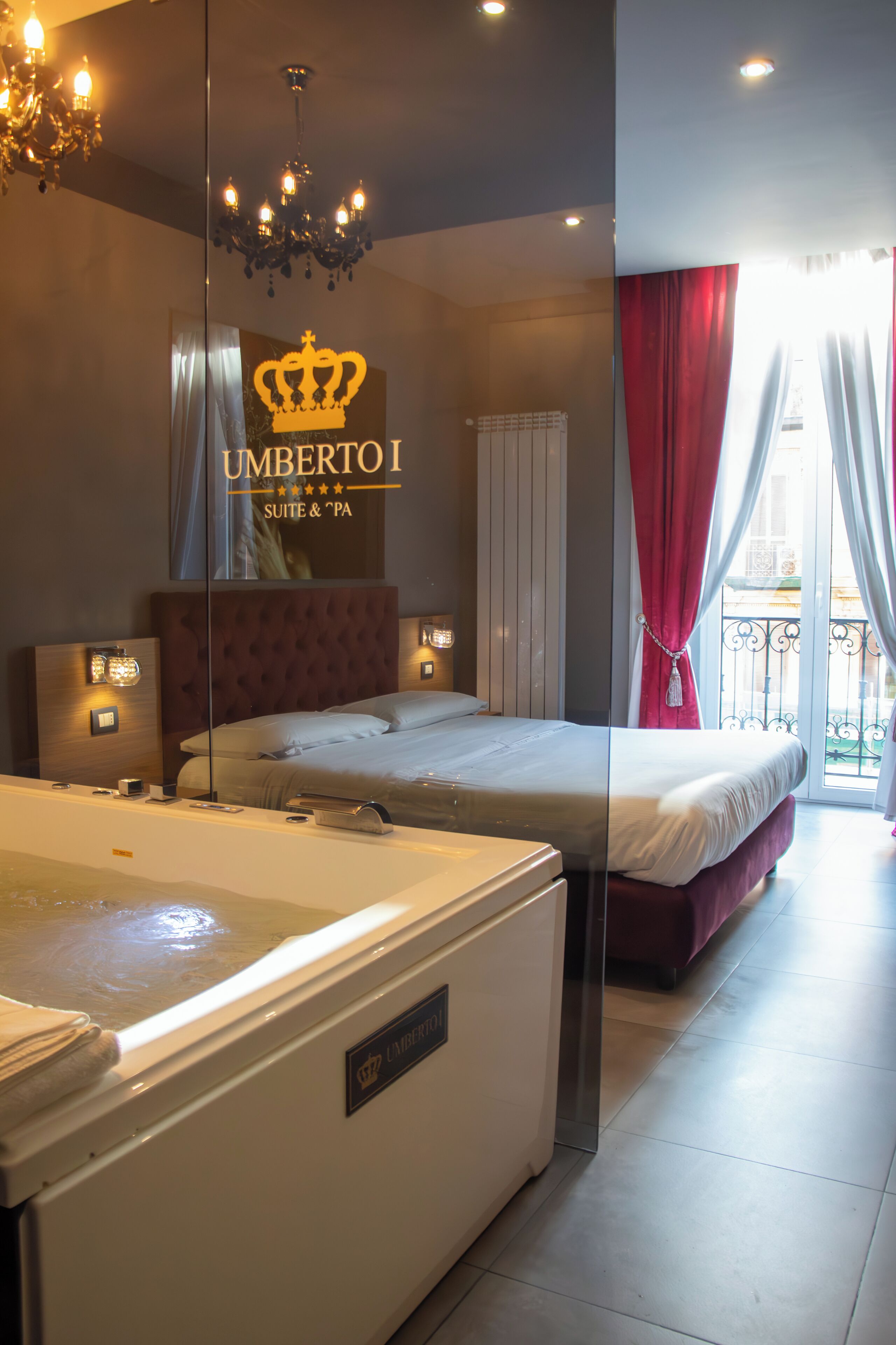 Rom – premium, 1 queensize-seng, massasjebadekar, byutsikt | Sengetøy av topp kvalitet, dundyner, skrivebord og blendingsgardiner