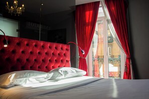 Rom – royal, 1 queensize-seng, massasjebadekar, byutsikt | Sengetøy av topp kvalitet, dundyner, skrivebord og blendingsgardiner