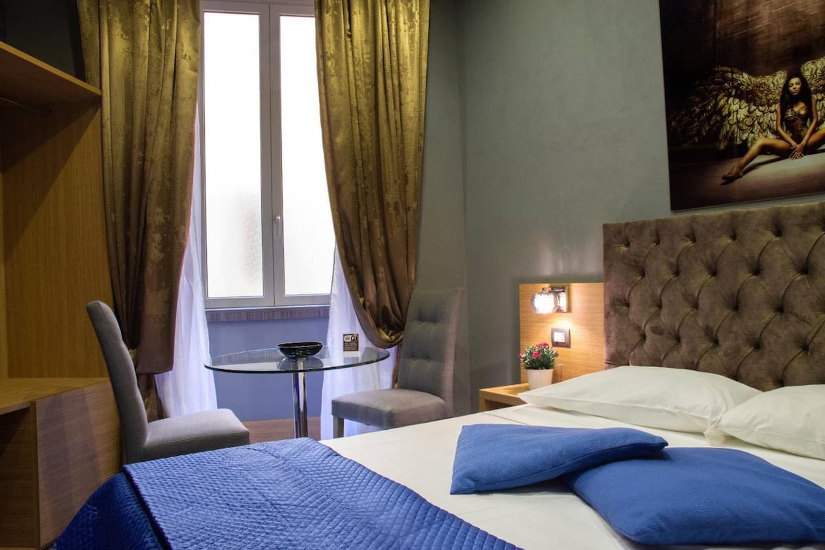 Standard Room, 1 Queen Bed, Courtyard View | 1 bedroom, premium bedding, desk, blackout drapes