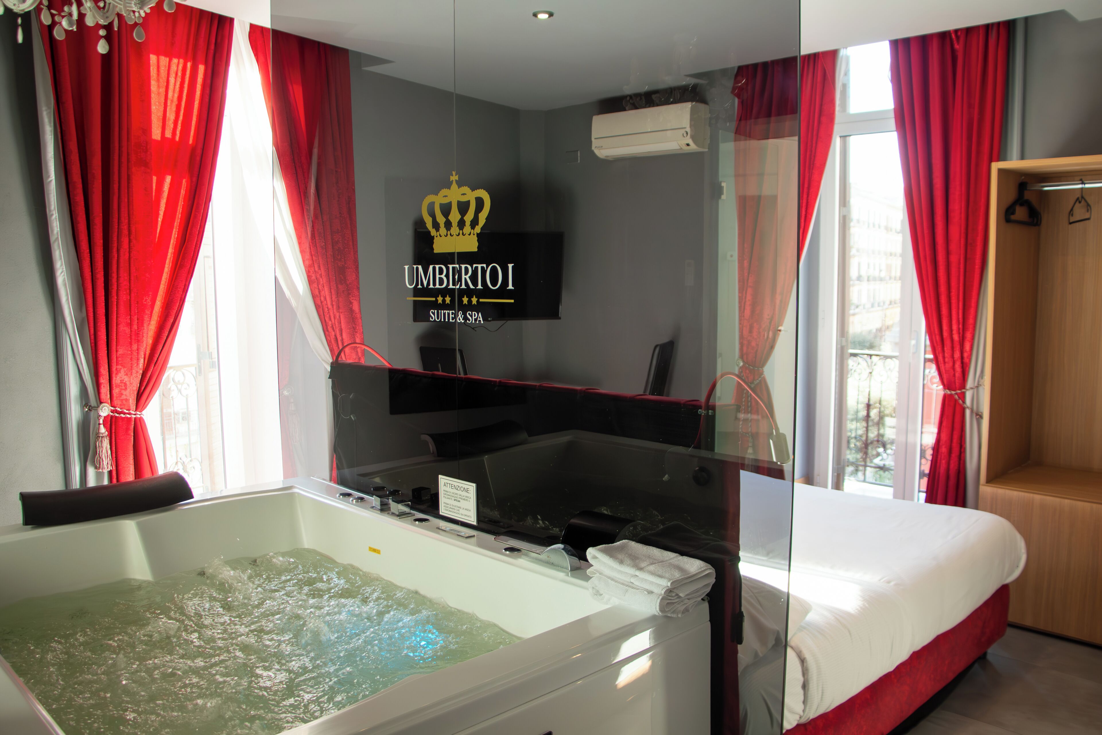 Rom – royal, 1 queensize-seng, massasjebadekar, byutsikt | Sengetøy av topp kvalitet, dundyner, skrivebord og blendingsgardiner