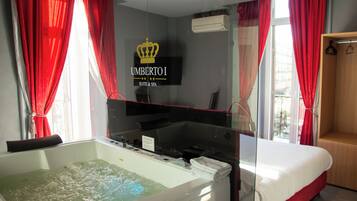 Royal-Zimmer, 1 Queen-Bett, Whirlpool, Stadtblick | Hochwertige Bettwaren, Daunenbettdecken, Schreibtisch